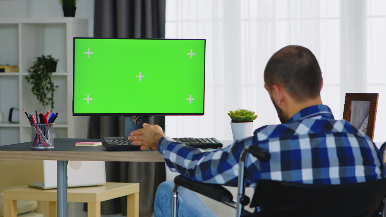 컴퓨터 화면을 보고 있습니다.