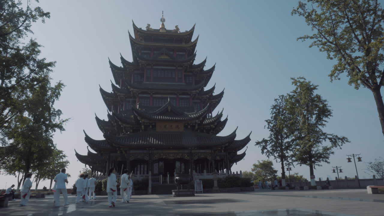 un grupo de ancianos jugando taiji debajo del ático