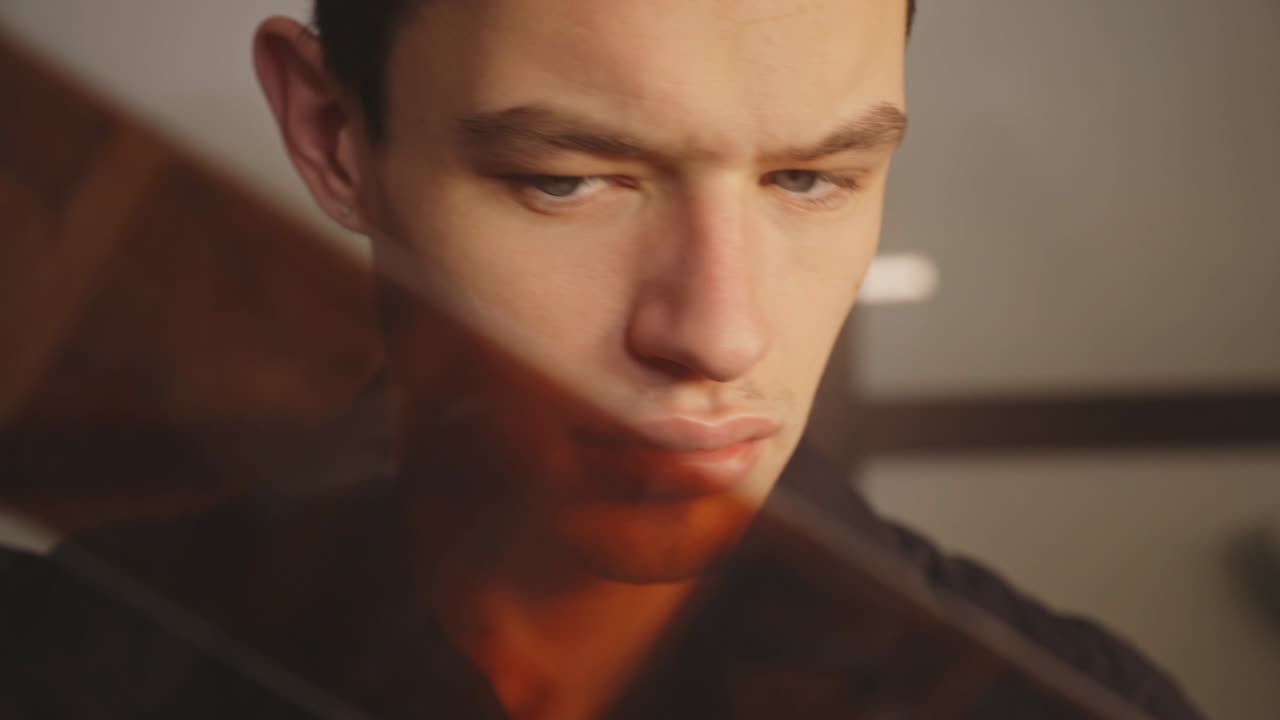 네거티브 영화를 확인하는 진지한 백인 남자