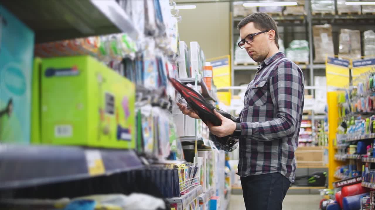 hombre comprando en una tienda de comestibles
