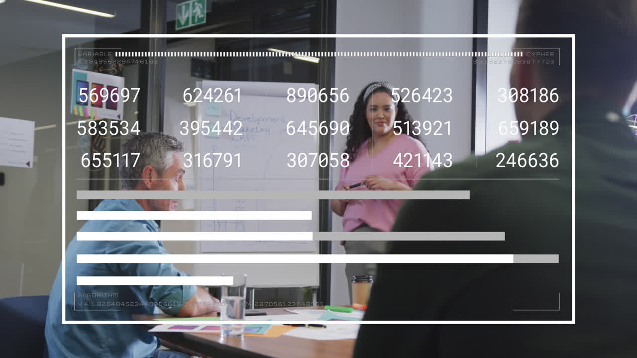 animación de números crecientes, barras de carga, gerentes femeninas diversas discutiendo informes con compañeros de trabajo