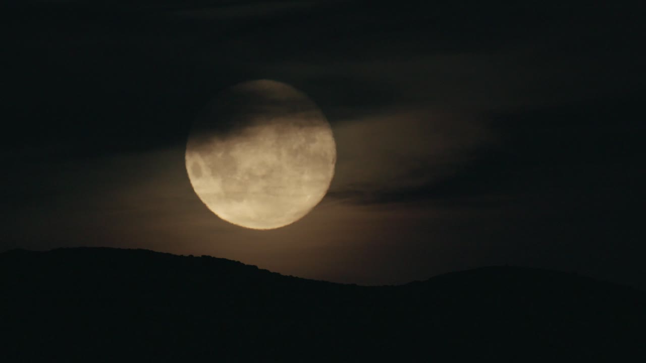 Nascer da lua sobre a colina em uma noite nublada