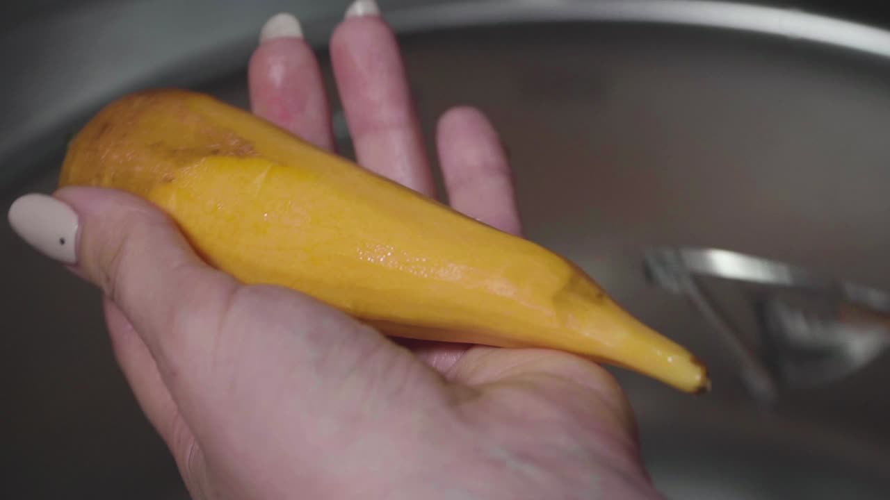 여성의 손을 씻고 껍질을 벗기고 야채를 야채 스튜로 자릅니다.