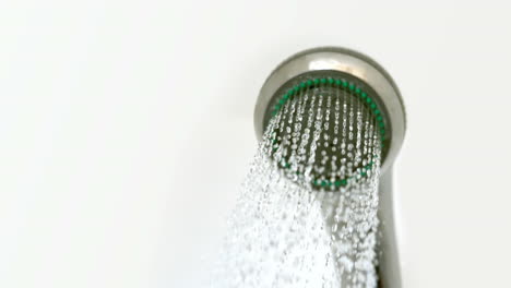 agua que fluye desde el cabezal de la ducha