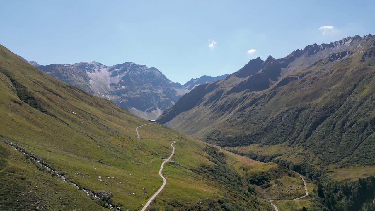 потрясающие кадры с дрона альпийской долины летом