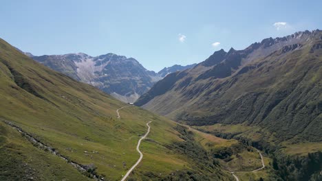 impresionantes imágenes de un dron de un valle alpino en verano