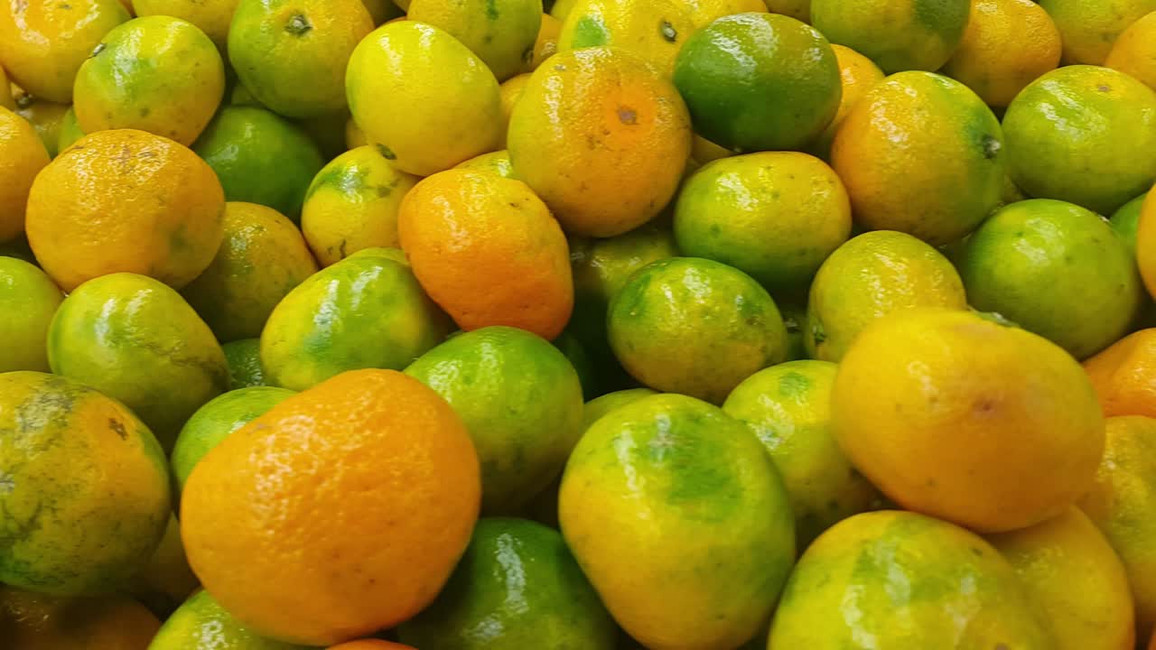 vista de cerca de las naranjas frescas grandes colocadas en un piso. una vista de cercana de las narenjas frescas