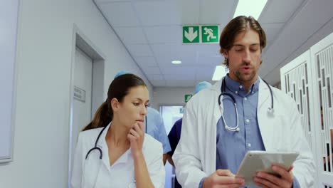 Equipos-Médicos-Interactuando-Entre-Sí-4k