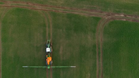 fumigación de pesticidas y fertilizantes en el campo vista aérea con tractor