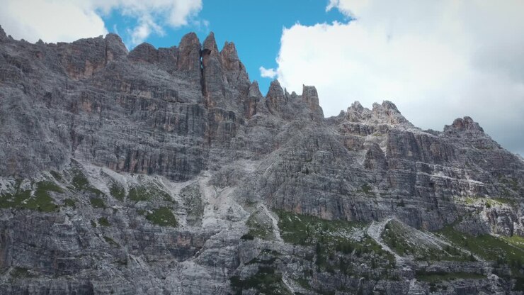 Magnifiche e Alte Montagne Rocciose della Croda da Lago a Cortina, Italia