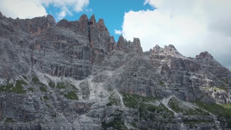 意大利科爾蒂納 (cortina) 的高高岩石山脈 (croda da lago)