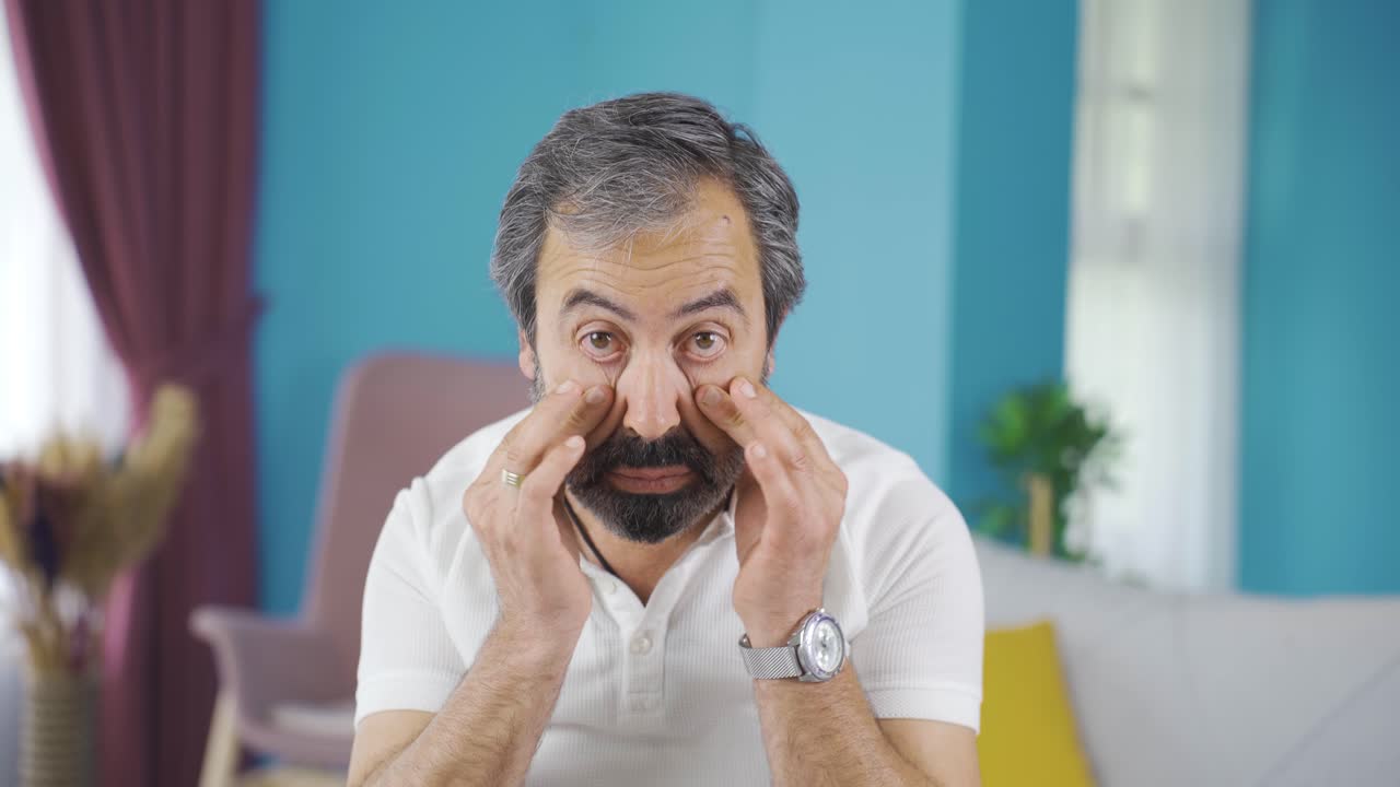 눈이 아픈 남자. 눈  ⁇ 을  ⁇ 는다.