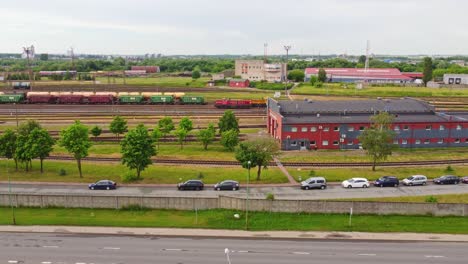 vista aérea del patio del tren y de los edificios industriales con automóviles estacionados
