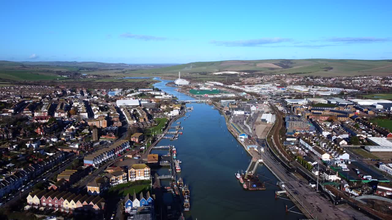 강과 언덕이 있는 영국의 아름다운 조감도 시골 마을