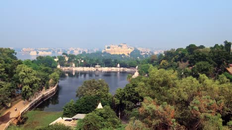 vista aérea del lago pichola con el palacio del lago jag niwas y la ciudad de udaipur. udaipur, rajasthan, india