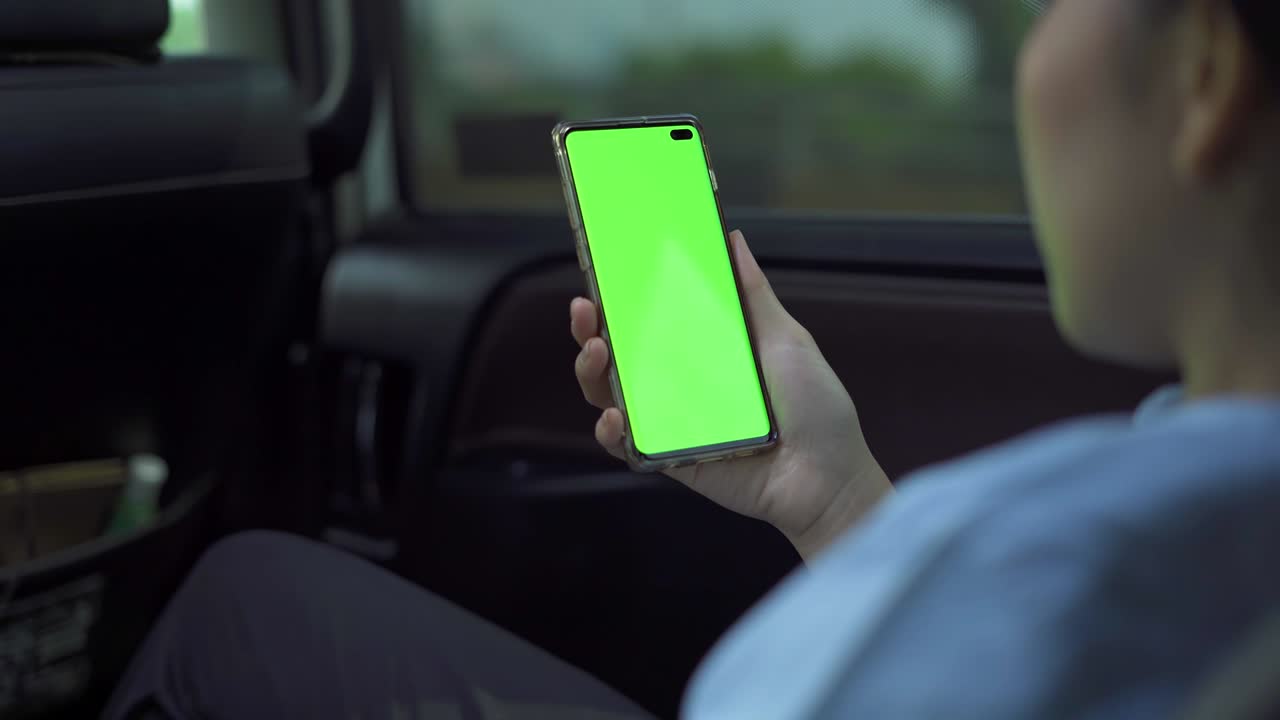 mujer de mano sostiene un teléfono inteligente con pantalla verde