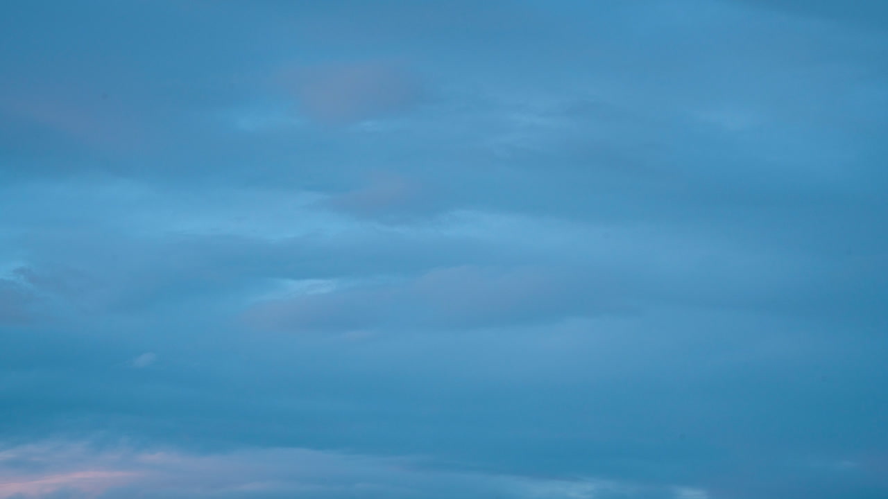 lapso de tiempo al atardecer de las nubes que pasan a través de un gran cielo abierto