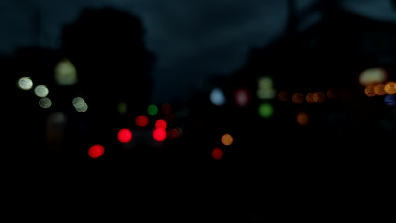 4k bokeh de luces de automóviles, luces en movimiento de una carretera de tráfico por la noche