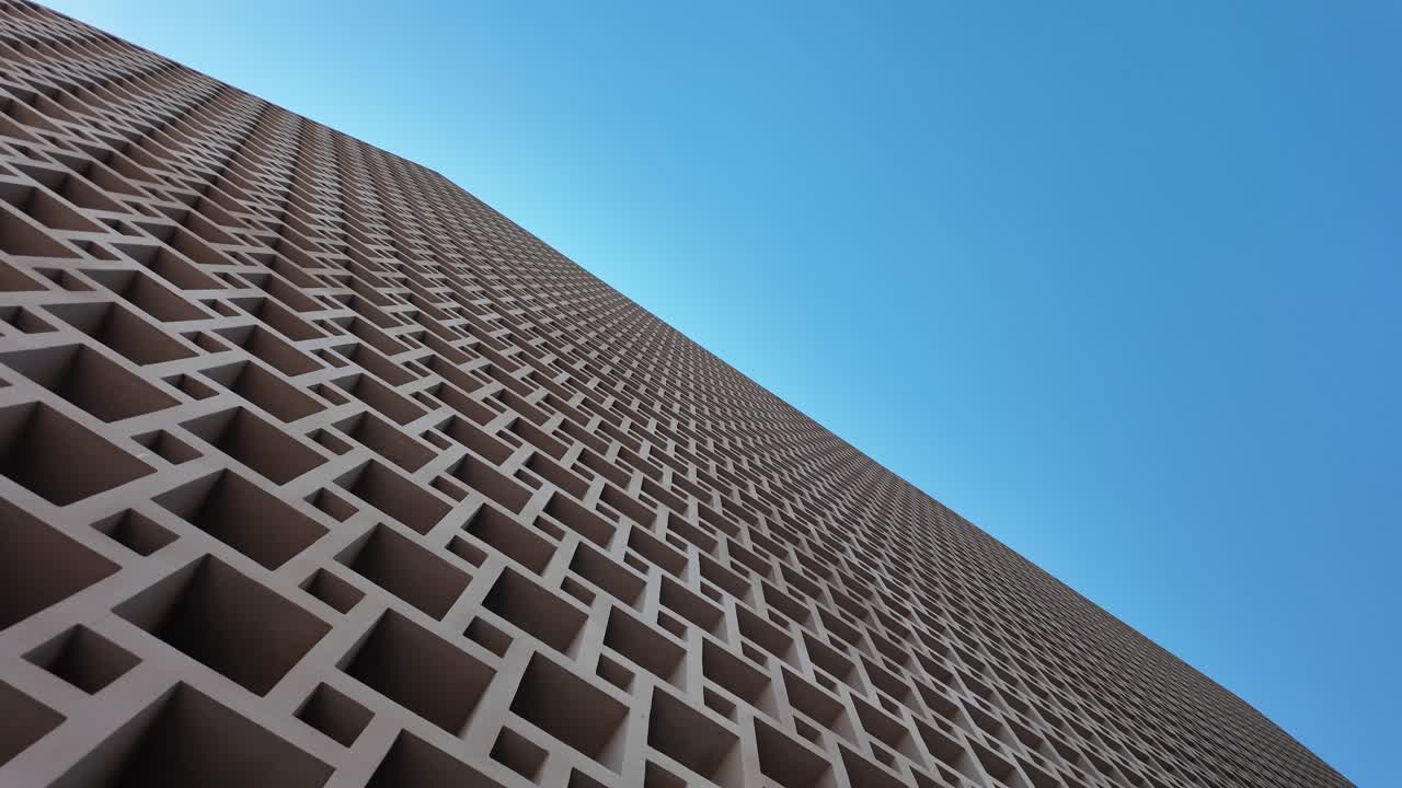 Facciata architettonica di un edificio su sfondo di cielo blu