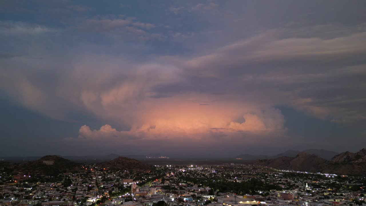번개로 가득 찬 큰 구름은 폭풍우 공중 드론 비디오를 예측합니다.