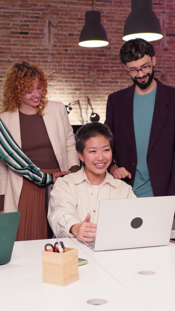 colaboración en equipo en la oficina moderna