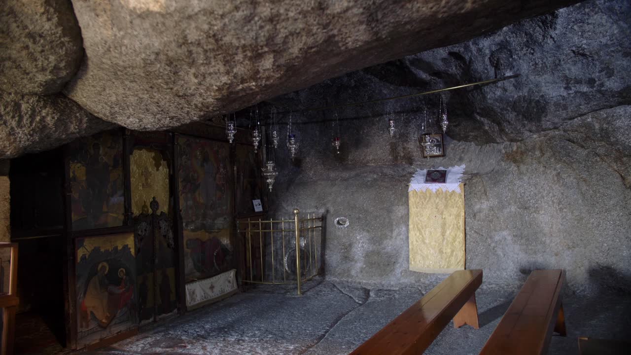 示錄洞穴(英語:the cave of the apocalypse)是聖經中示錄(revelation)一書的作者,是約翰的弟子