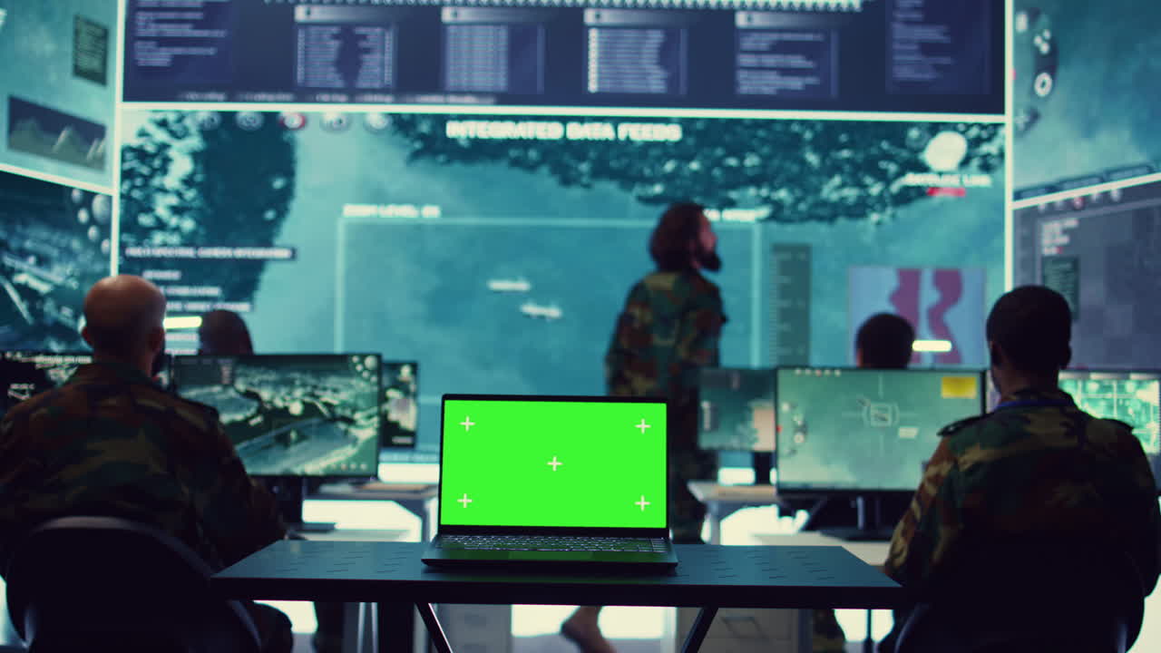 portátil que muestra una pantalla de maqueta aislada en la base de operaciones del ejército