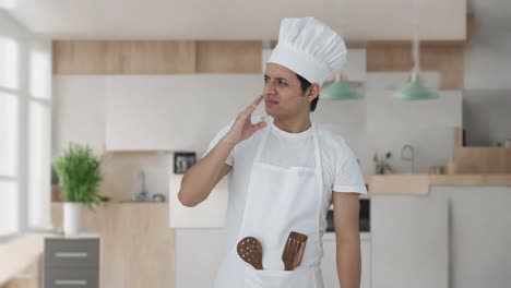 chef profesional indio disgustado por el mal olor