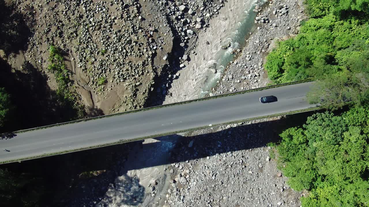 puente rio sucio puente de transporte sobre el río, costa rica avión no tripulado 4k