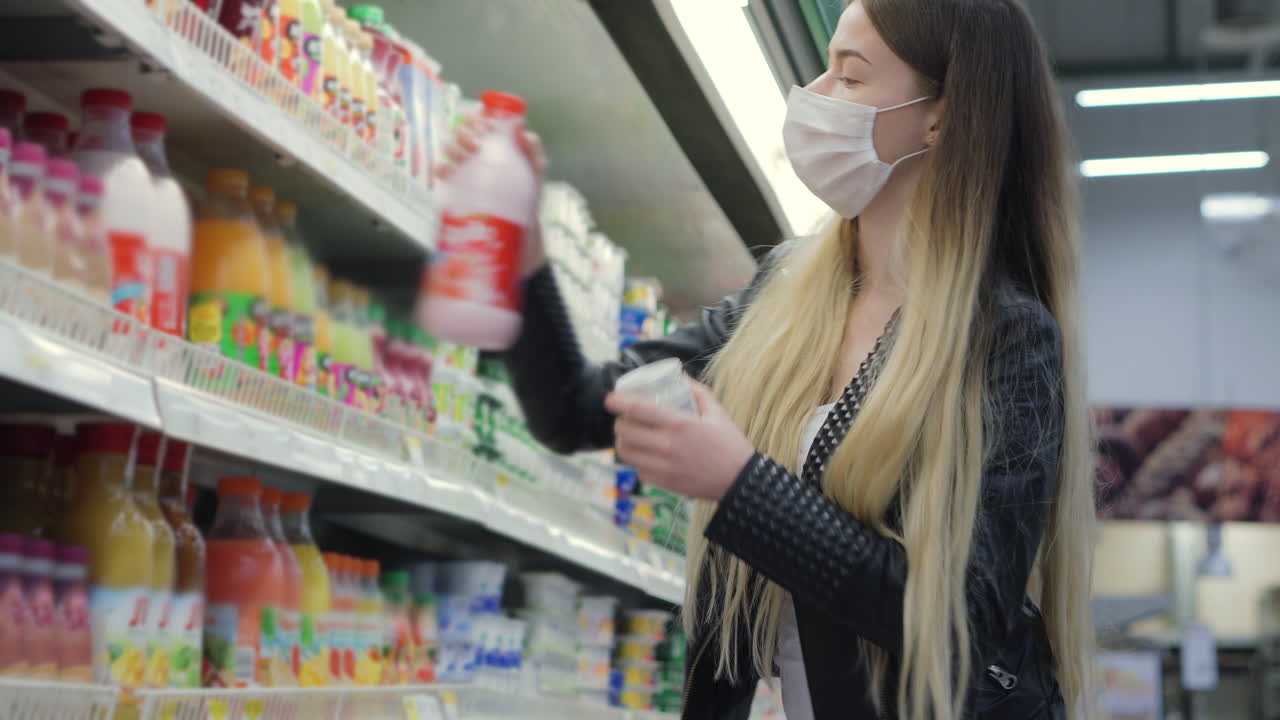 슈퍼마켓 에서 식료품 을 구입 하는 여자