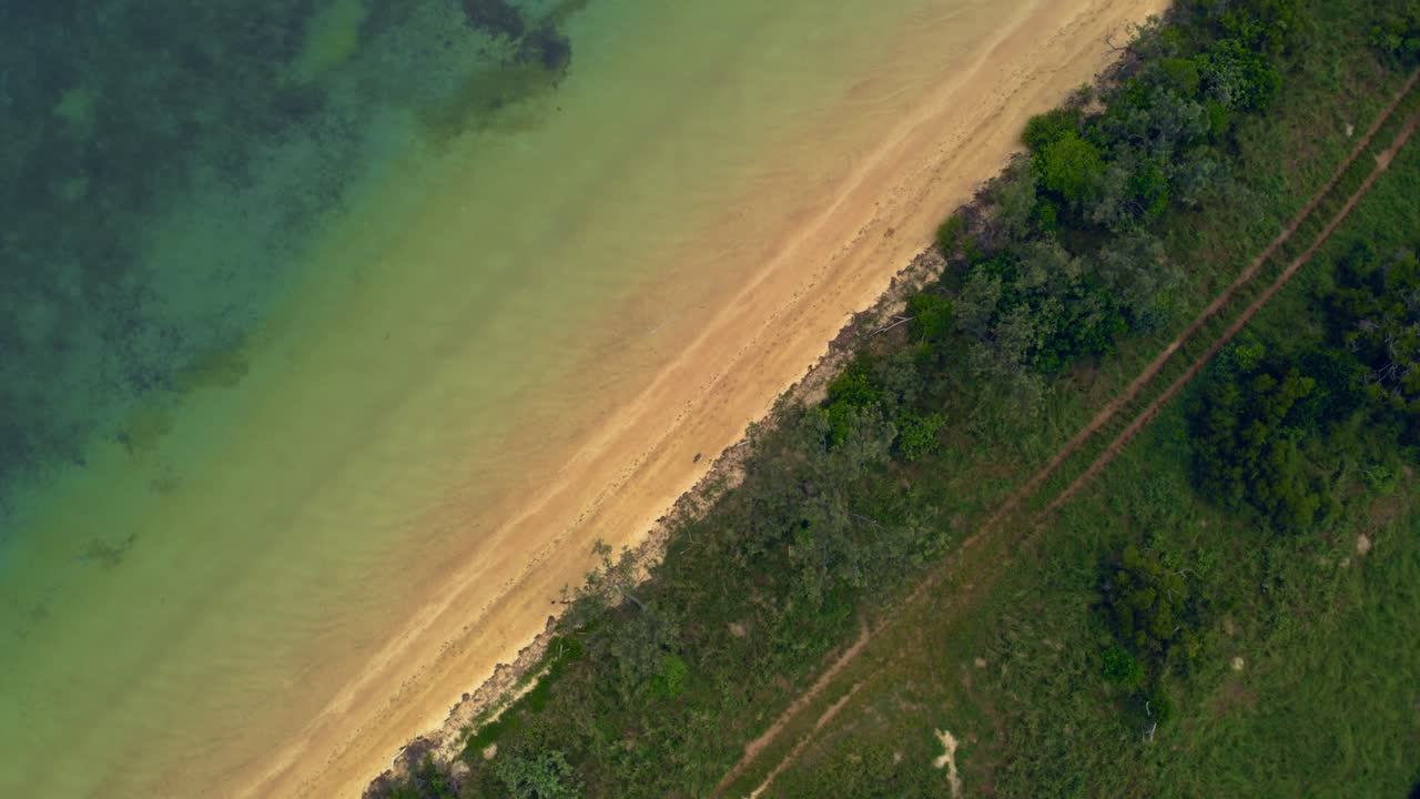 프레임에서 해변 센터의 드론 샷 회전