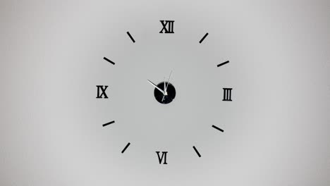 reloj en fondo blanco y movimiento de las agujas del reloj. reloj de lapso de tiempo con tres agujas de flecha moviéndose rápidamente