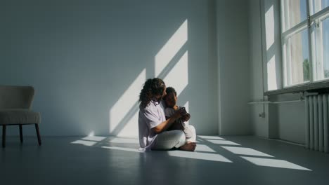 madre y hijo a la luz del sol