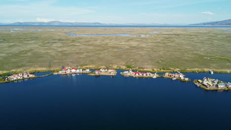 Pueblo-Costero-Hogar-Flotante-Del-Pueblo-Uros-En-Bolivia-En-El-Borde-De-La-Costa,-Aéreo