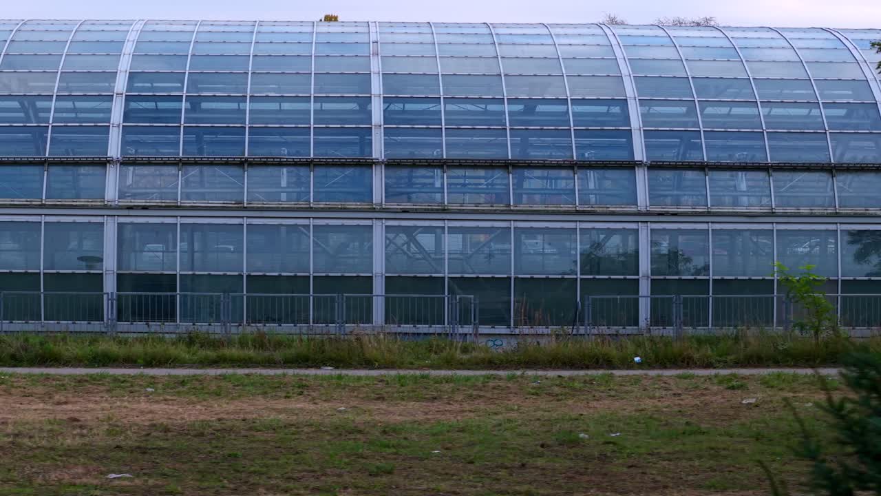 tomada de un avión no tripulado de un túnel de vidrio anti-ruido y tráfico de autopistas, trasa torunska, varsovia, polonia