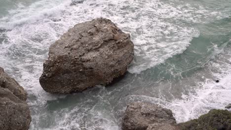 Gran-Roca-En-El-Océano-Soportando-Olas-En-Cámara-Lenta