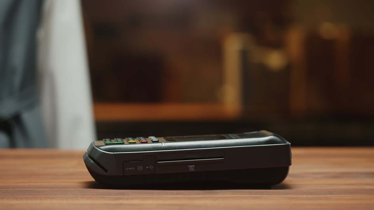 pagar con un primer plano de teléfono inteligente. compras sin efectivo en un restaurante o cafetería. concepto de pago sin contacto y sin contacto. tecnología nfc y terminal bancario.