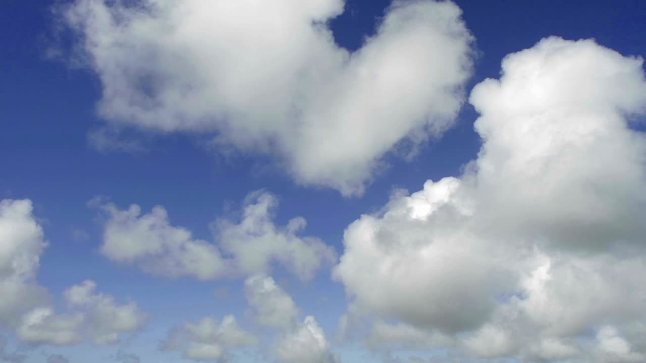 앞으로 나아가는 푸른 하늘에 대한 구름의 시간 경과