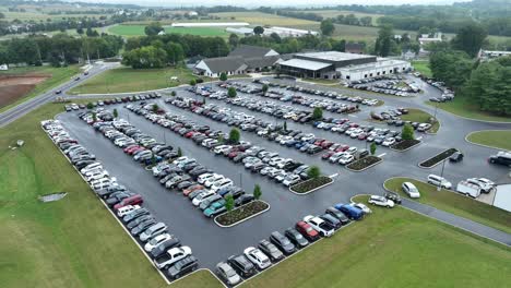 Vista-Aérea-De-Un-Estacionamiento-Abarrotado-Con-Varios-Edificios.