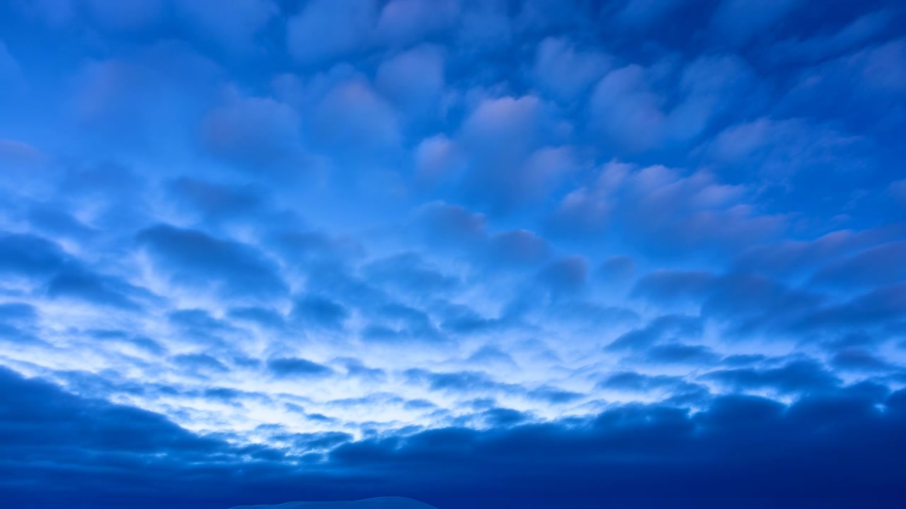 Nuvole, nessuna azione osservata, nel cielo, con nuvole, con texture dell'aria, da una prospettiva aerea, con accenti blu e bianchi, e un'atmosfera serena, con luce chiara e composizione equilibrata, dettaglio nitido.