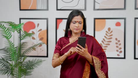 Mujer-India-Usando-El-Teléfono