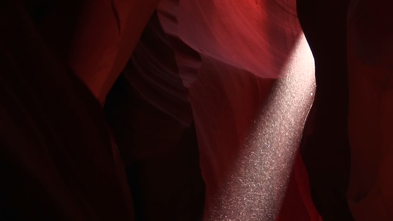 アンテロープ キャニオン アリゾナ 3 の内部空間を照らす光線のミディアム ショット