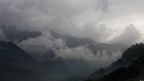 El-Aire-Fresco-Y-Místico-Se-Eleva-Y-Se-Va,-Formando-Nubes-Naturales-Sobre-El-Accidentado-Valle-Montañoso-De-Os-Sapa,-Vietnam-Del-Norte