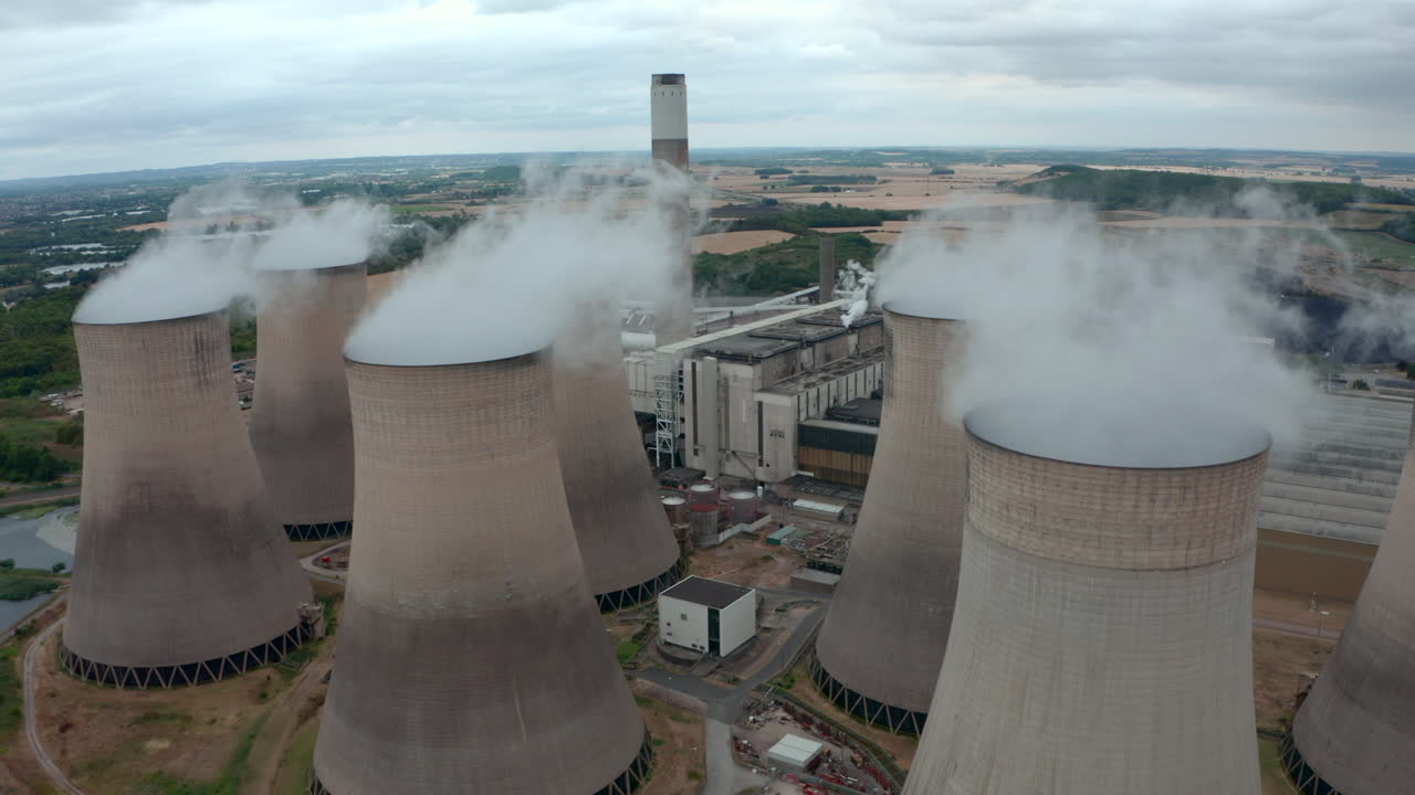 establecimiento de tomas de drones de plantas de energía alimentadas con carbón y torres de enfriamiento