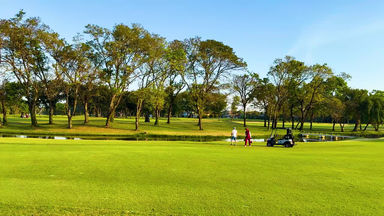 jugadores de golf jugando en un campo soleado en bangkok