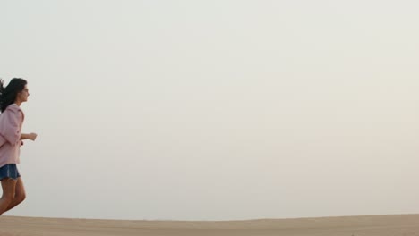 mujer corriendo en el desierto