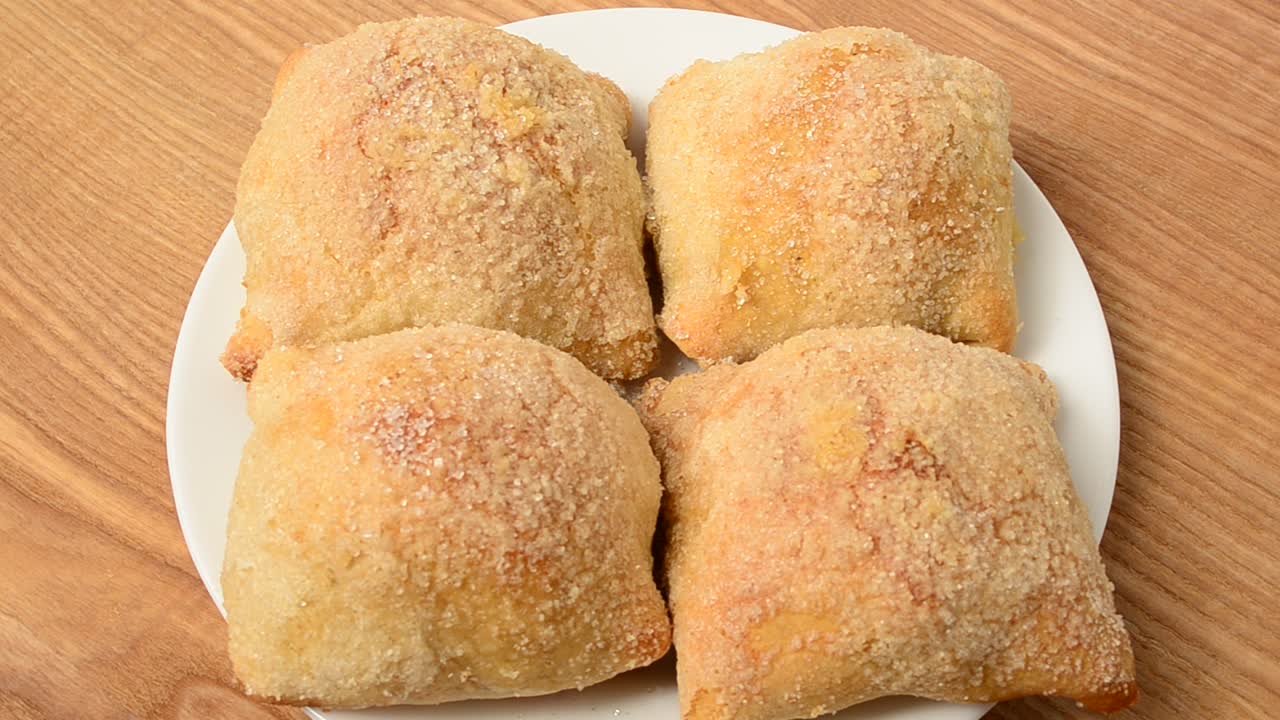 Bánh ngọt nhân táo. Quay chụp trong chuyển động