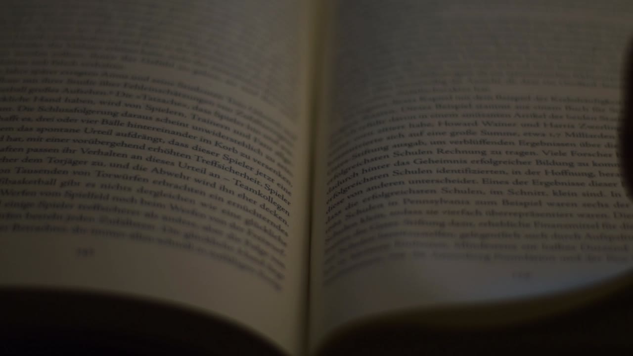 leyendo un libro por la noche para la autoeducación-2