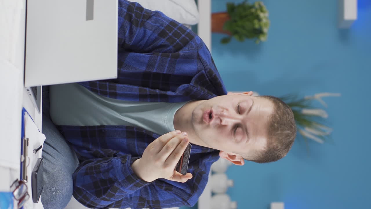 video vertical de un trabajador de la oficina en casa haciendo compras en línea.