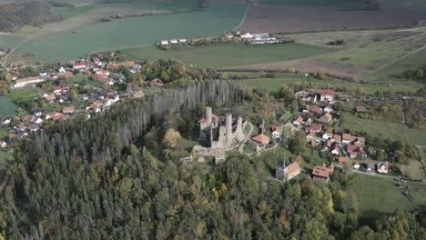 vista aérea de drones de las ruinas del castillo de höhenburg hanstein cerca de witzenhausen en alemania